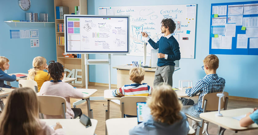 Öğrenci merkezli eğitim anlayışını benimsiyoruz.